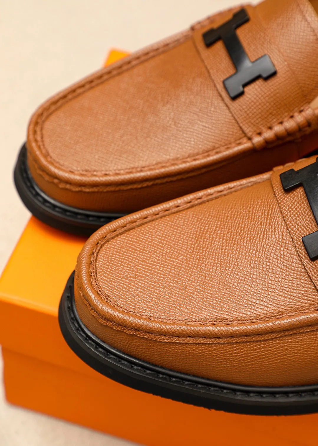 Men's shoes 💰460 💐 Product trademark: HERMES "Hermès" casual leather shoes Regular size: 39-44 (38.45🉑️customized) Product materials: Selected imported first-layer cross-grain cowhide upper + luxury hardware buckle, imported water-dyed cowhide lining. Strong three-dimensional visual effect, non-slip and wear-resistant rubber outsole Color: 4⃣️colors available